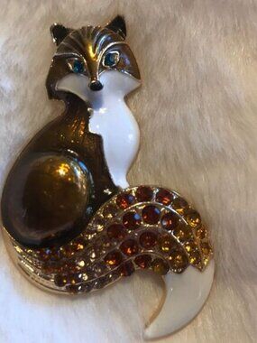 NWT Fox brooch pin in goldtone metal with enamel and crystals jewelry Fox trendy